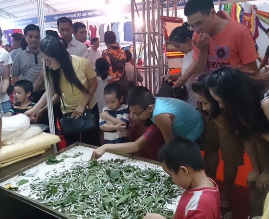 เปิดงานมหกรรมการท่องเที่ยวหมู่บ้านศิลปาชีพฮานอย